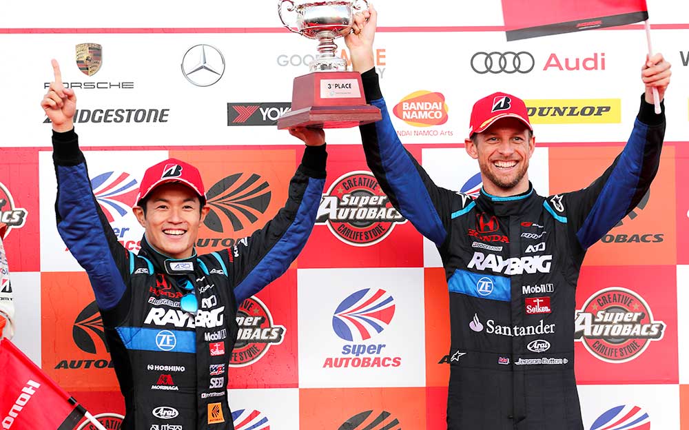 2018年 SUPER GT 500でのタイトル獲得を喜ぶ山本尚貴とジェンソン・バトン 2018年11月11日