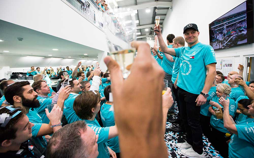 F1世界選手権5連覇を祝い祝杯を上げるメルセデスAMGペトロナス・モータースポーツ