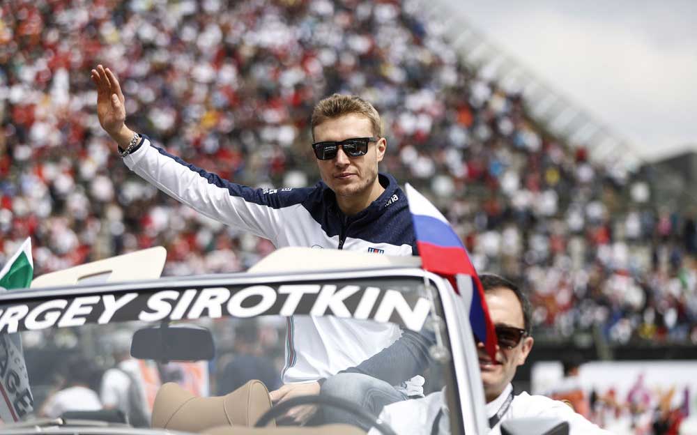 地元ロシアGPのドライバーズパレードに参加するセルゲイ・シロトキン