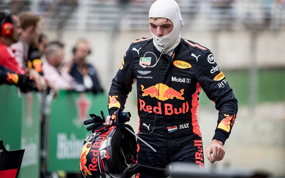 F1ブラジルGP決勝レースを終えてヘルメットを脱ぐレッドブル・レーシングのマックス・フェルスタッペン 2018年11月11日