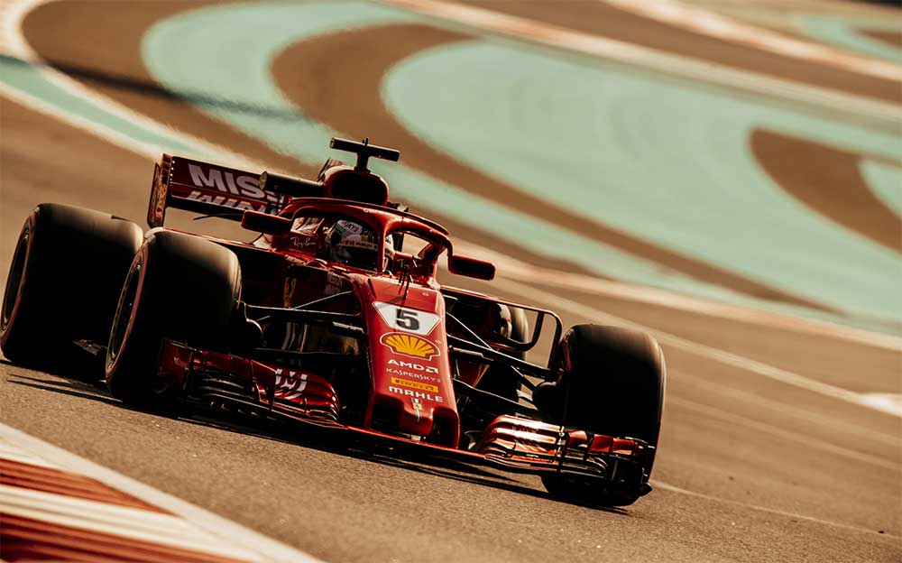 F1アブダビテストでヤス・マリーナ・サーキットを走るスクーデリア・フェラーリのセバスチャン・ベッテル 2018年11月27日