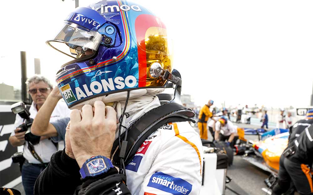 レースに向けてヘルメットを被るマクラーレンのフェルナンド・アロンソ、2018年F1アブダビGP