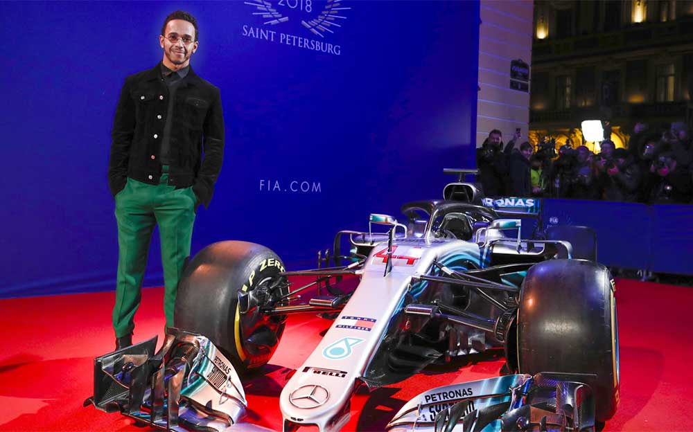 ルイス・ハミルトンと優勝マシンのメルセデスW09、2018年 FIA表彰授与式にて