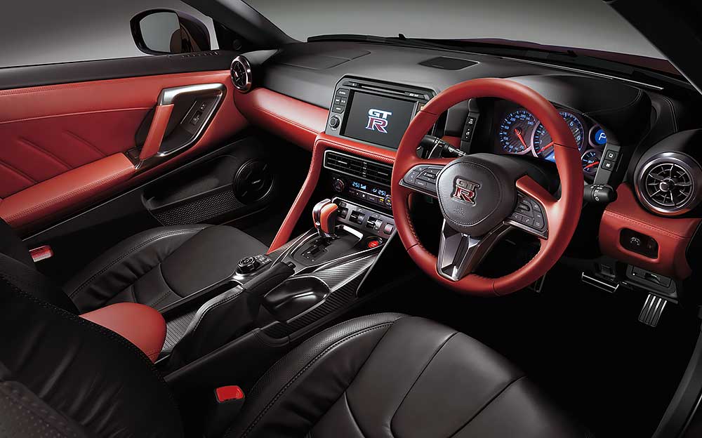 Amber Red Leather Interior & Urban Black Leather Front Seat のコックピット周り、NISSAN GT-R 50台限定 特別仕様「大坂なおみ選手 日産ブランドアンバサダー就任記念モデル」