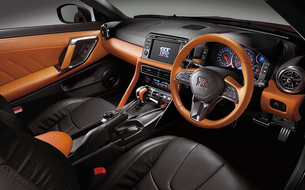 Tan Leather Interior & Urban Black Leather Front Seat のコックピット周り、NISSAN GT-R 50台限定 特別仕様「大坂なおみ選手 日産ブランドアンバサダー就任記念モデル」