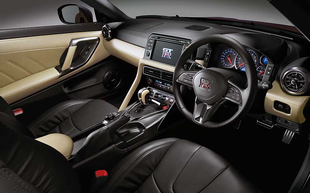 Ivory Leather Interior & Urban Black Leather Front Seat のコックピット周り、NISSAN GT-R 50台限定 特別仕様「大坂なおみ選手 日産ブランドアンバサダー就任記念モデル」