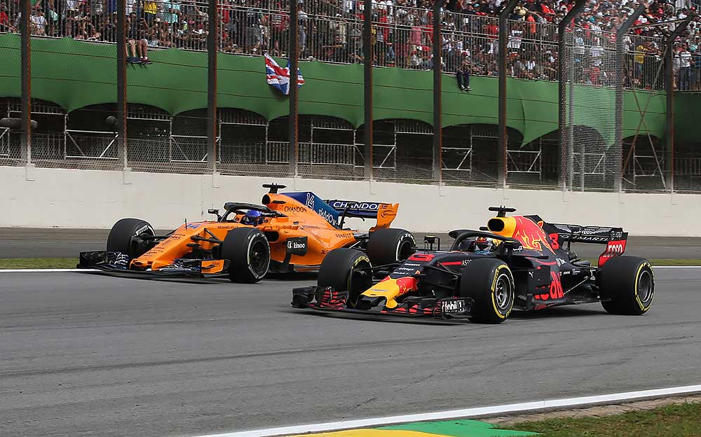 マクラーレンのフェルナンド・アロンソを追い抜くレッドブル・レーシングのダニエル・リカルド、2018年F1ブラジルGPにて