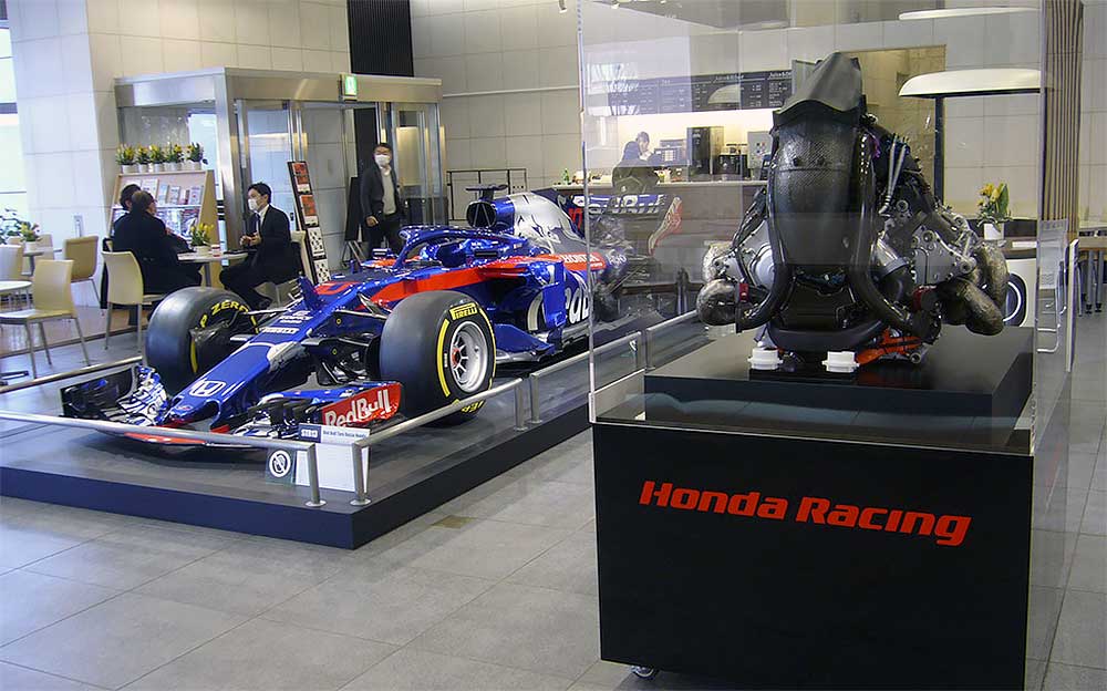 ホンダウェルカムプラザ青山で展示中のトロロッソ・ホンダSTR13とホンダ製F1エンジンRA618H
