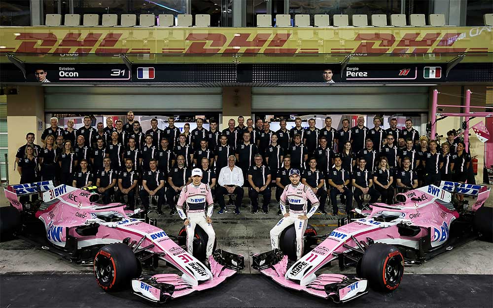 レーシングポイント・フォースインディアF1チームの集合写真、2018年最終アブダビGPにて