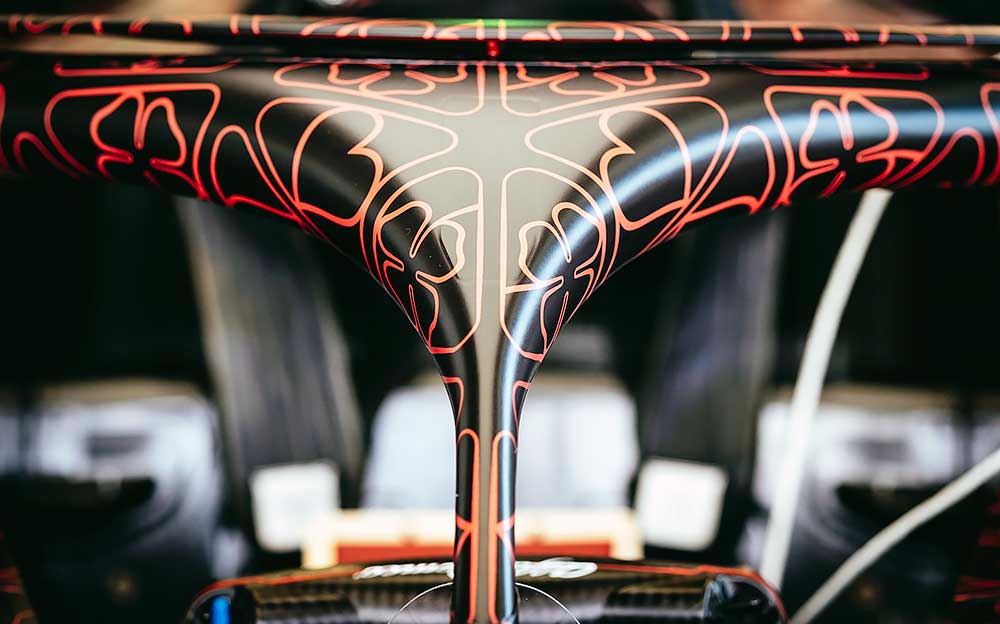 カモフラージュ柄が施されたアルファロメオ・レーシングの2019年F1マシンのヘイロー