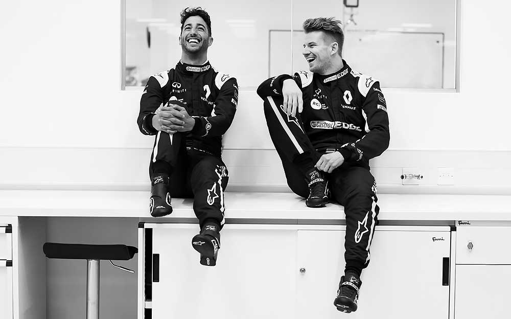 2019年仕様のルノーF1レーシングスーツに身を包んだダニエル・リカルドとニコ・ヒュルケンベルグ