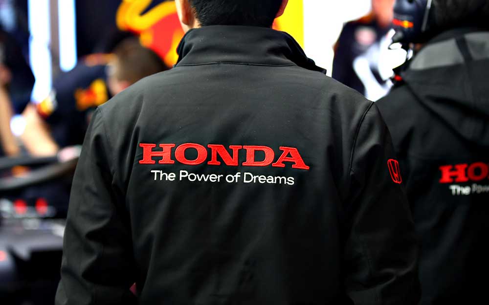 ホンダF1のチームウェアにプリントされたホンダのロゴ、F1バルセロナ合同テスト