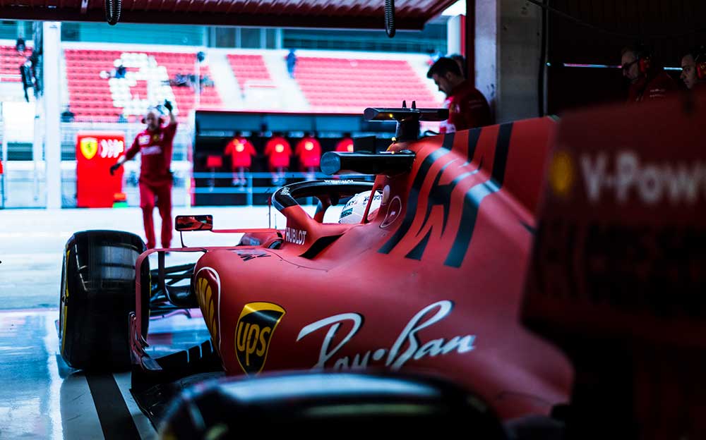 ガレージからコースに出るスクーデリア・フェラーリSF90、F1バルセロナ合同テスト3日目