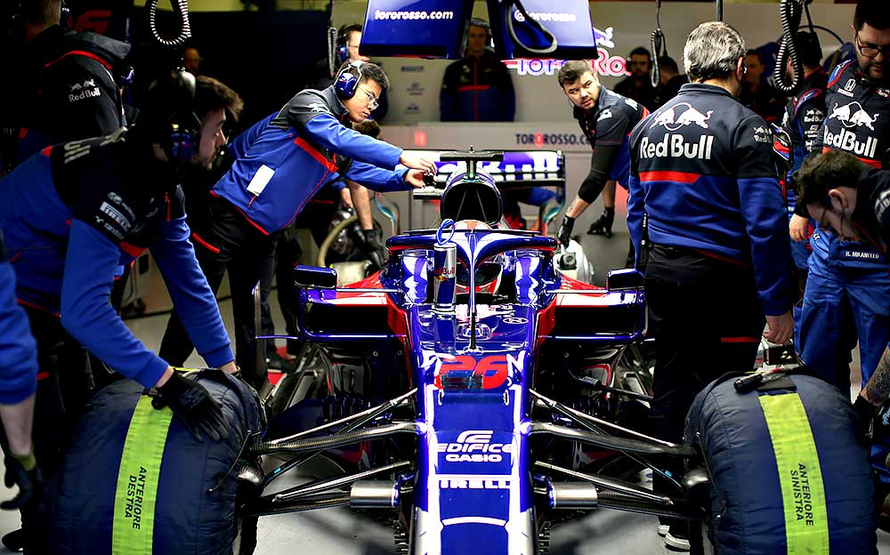 ガレージ内で作業に取り組むスクーデリア・トロロッソのクルー、F1バルセロナ合同テスト3日目