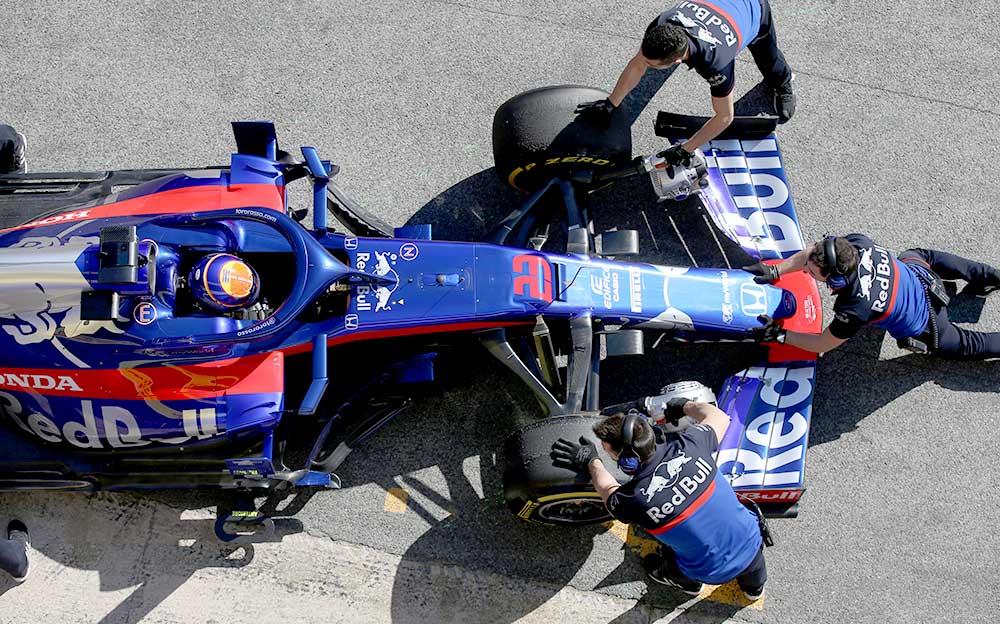 ガレージへとマシンを押し戻すスクーデリア・トロロッソのクルー、F1バルセロナ合同テスト5日目