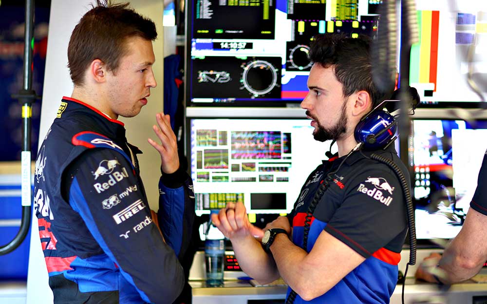 ガレージ内でエンジニアと話を交わすトロロッソ・ホンダのダニール・クビアト、F1バルセロナ合同テスト6日目