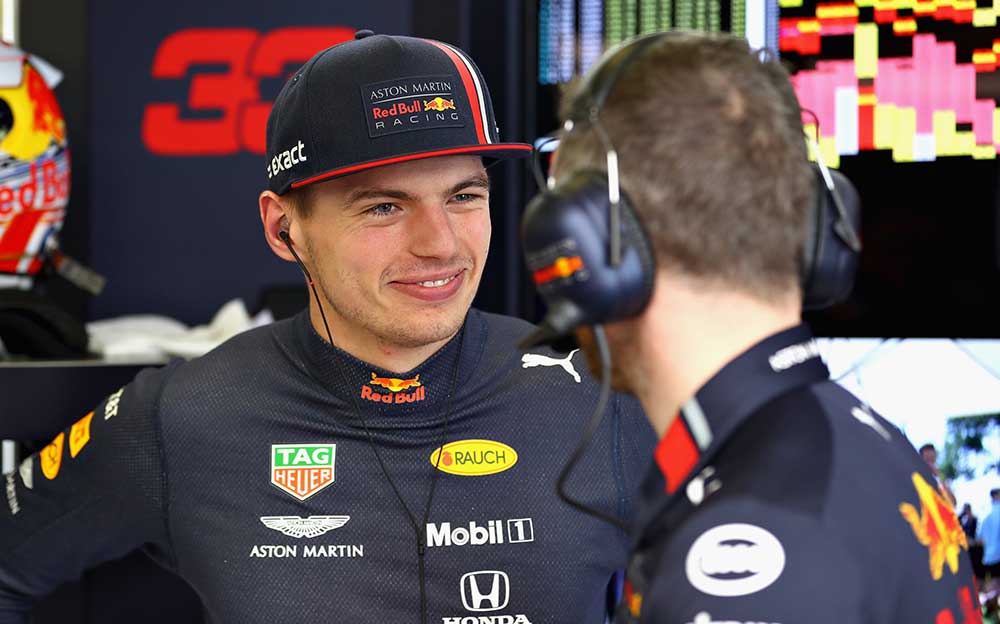 ガレージ内で笑顔を見せるレッドブル・ホンダのマックス・フェルスタッペン、F1オーストラリアGP予選