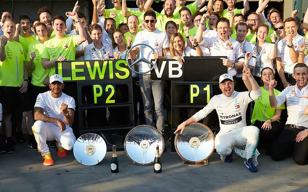 バルテリ・ボッタスの優勝とルイス・ハミルトンの2位を祝うメルセデスチーム、F1F1オーストラリアGP