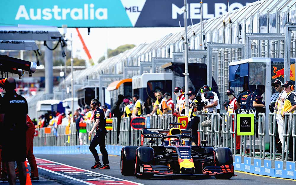 2019年F1オーストラリアGP 第一回フリー走行でピットレーンを走るレッドブル・ホンダRB15