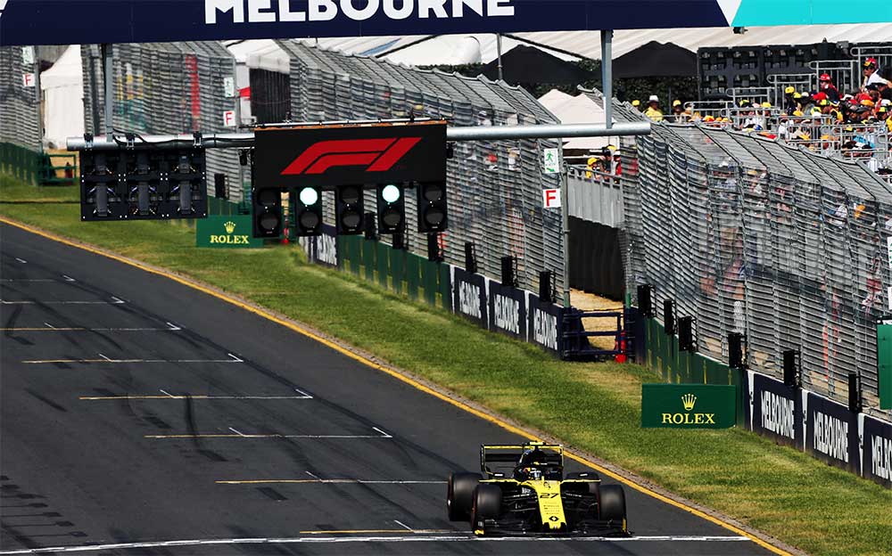 ホームストレートを走るルノー、F1オーストラリアGPにて