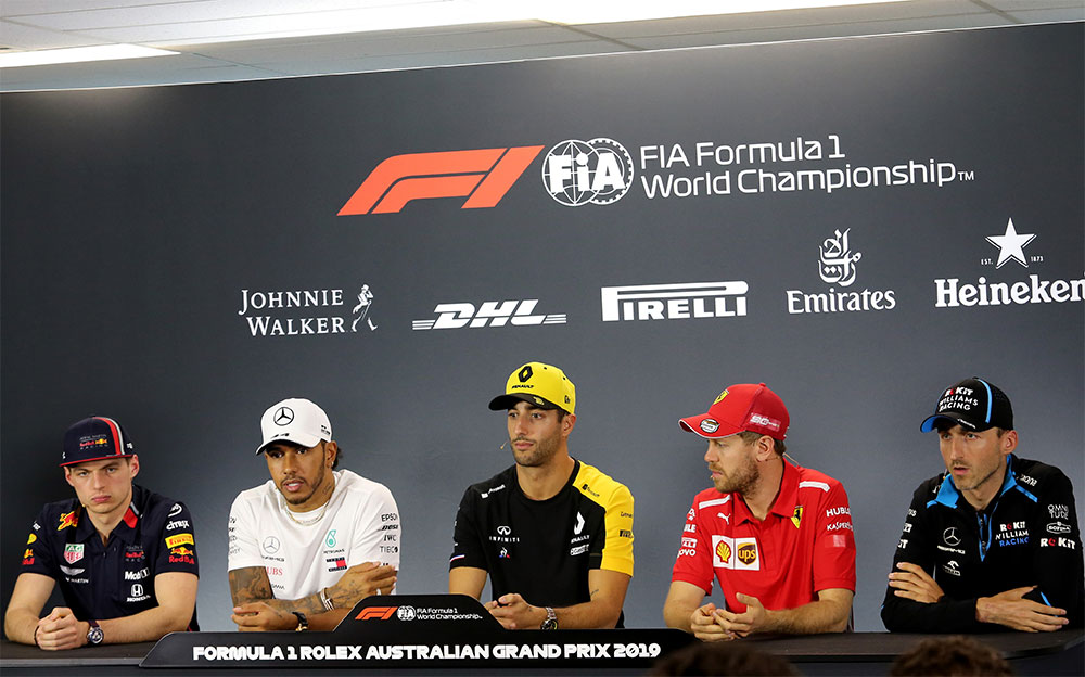 2019年開幕F1オーストラリアGPの公式カンファレンスに出席したセバスチャン・ベッテル、ルイス・ハミルトン、マックス・フェルスタッペン、ダニエル・リカルド、ロバート・クビサ