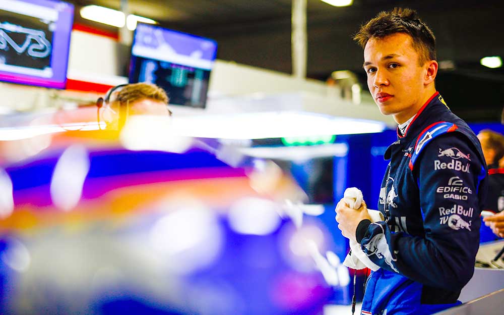 トロロッソ・ホンダのガレージ内で一息つくアレックス・アルボン、F1バルセロナ合同テスト