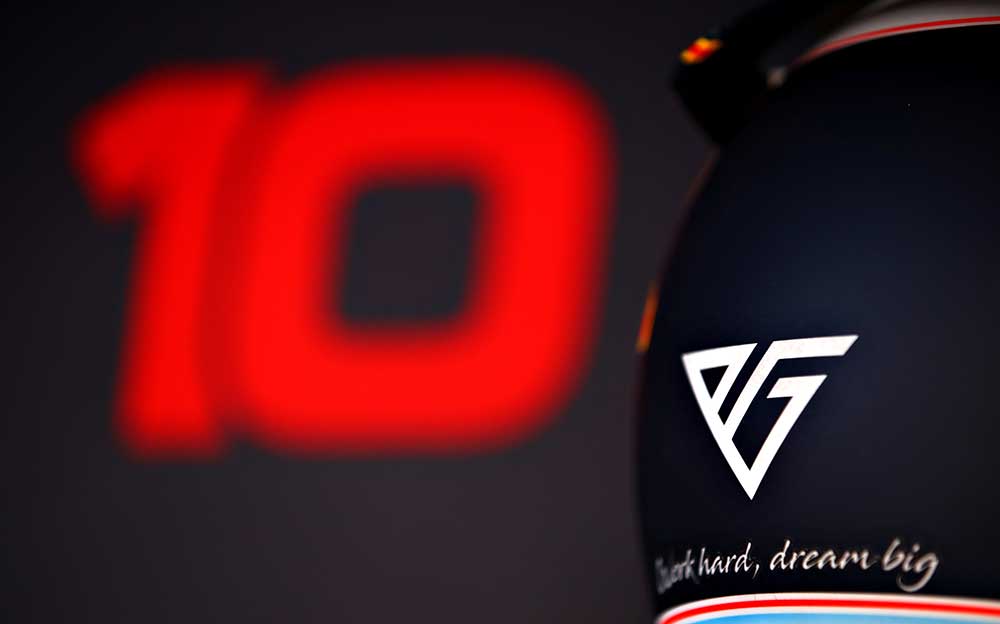 ピエール・ガスリーのヘルメットと壁にプリントされたカーナンバー10、F1バルセロナ合同テスト
