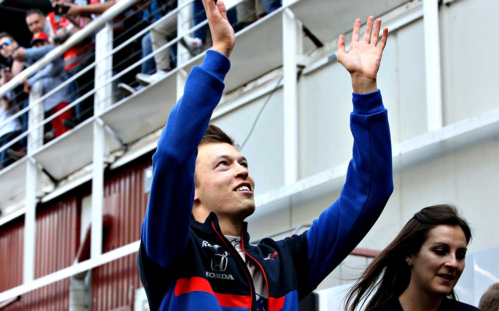ファンに手を振るトロロッソ・ホンダのダニール・クビアト、F1バルセロナ合同テストにて