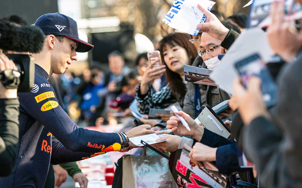 ファンからのサインの求めに応じるピエール・ガスリー、Red Bull Showrun Tokyoにて