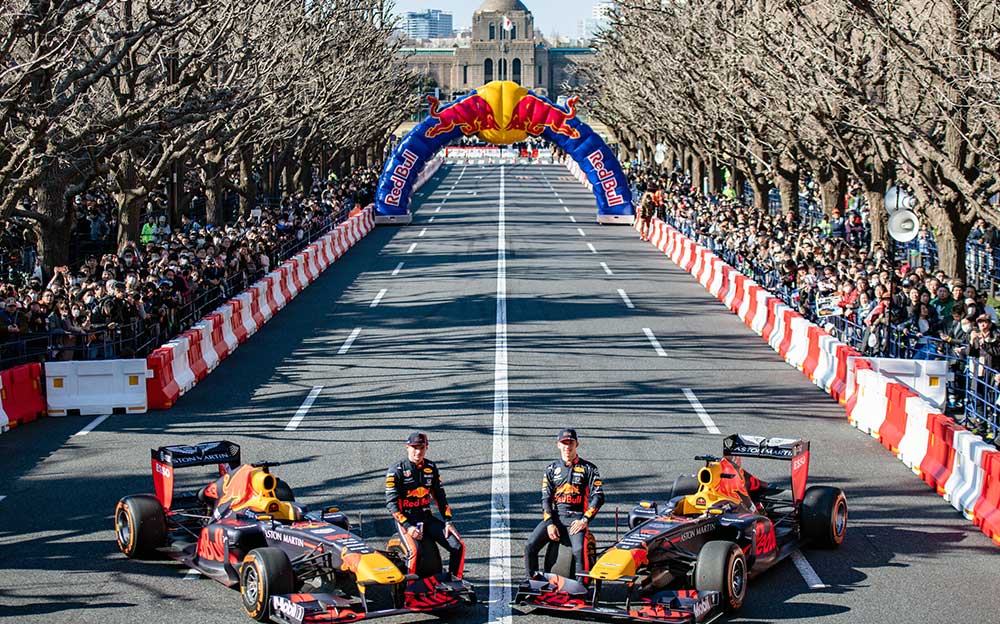 RB7とマックス・フェルスタッペン及びピエール・ガスリー集合写真、Red Bull Showrun Tokyoにて