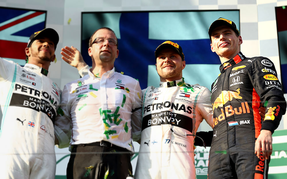 2019年F1オーストラリアGPの表彰台に上がったバルテリ・ボッタスとルイス・ハミルトンとマックス・フェルスタッペン