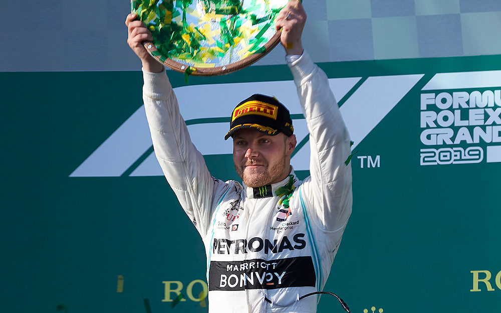 F1オーストラリアGPで優勝トロフィーを掲げるメルセデスのバルテリ・ボッタス