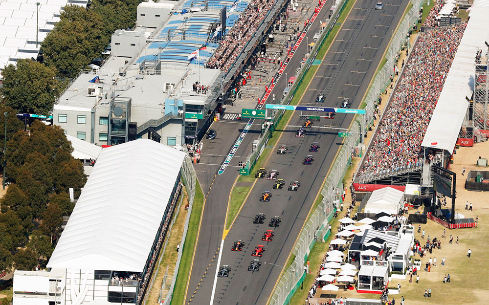 F1オーストラリアGPの舞台アルバート・パーク・サーキット上空から見たホームストレートとピットレーン