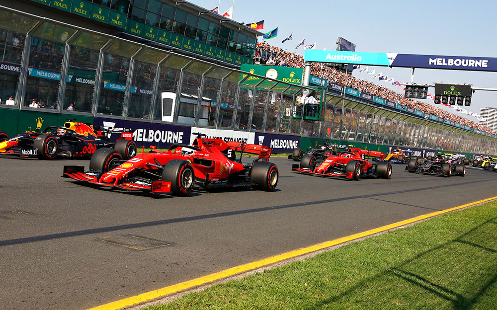 F1オーストラリアGP決勝レースのグリーンフラッグに備えてスターティンググリッドに並ぶF1マシン
