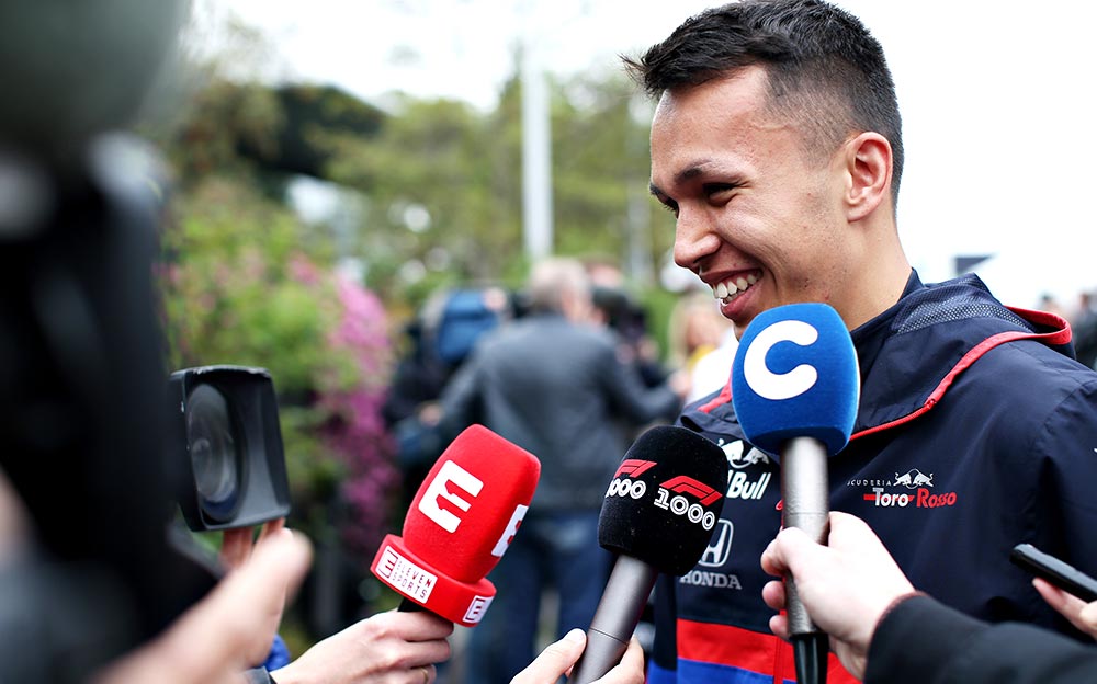 上海インターナショナル・サーキットでメディアインタビューに答えるトロロッソ・ホンダのアレックス・アルボン、2019年F1中国GPにて