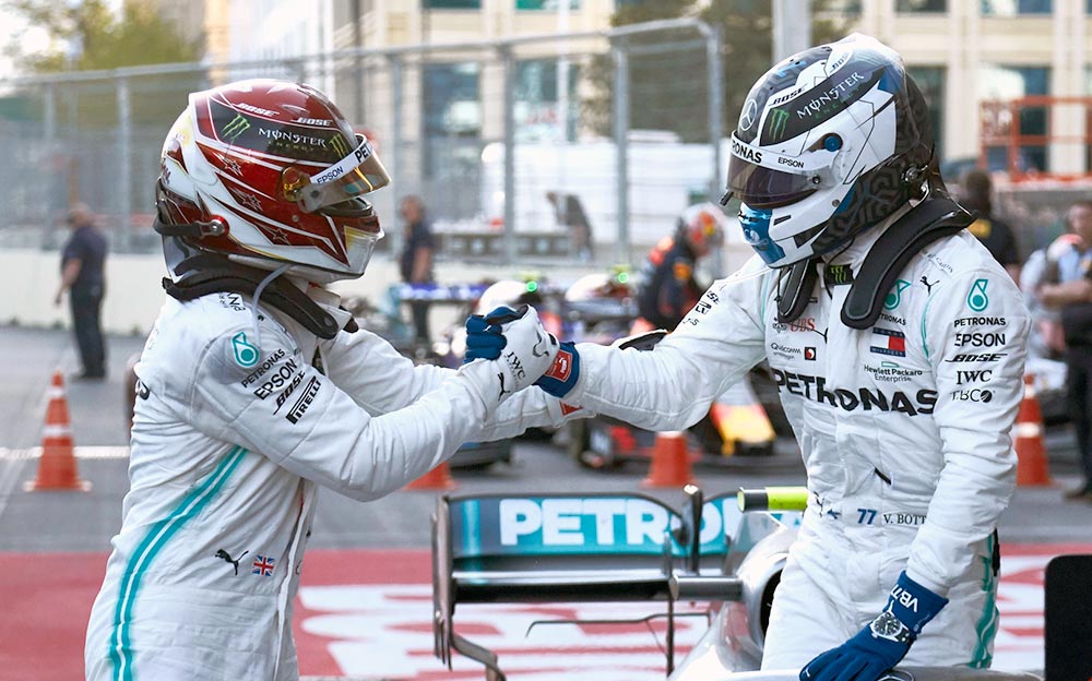 F1アゼルバイジャンGP決勝レースを終えて、ルイス・ハミルトンを握手を交わすメルセデスのバルテリ・ボッタス