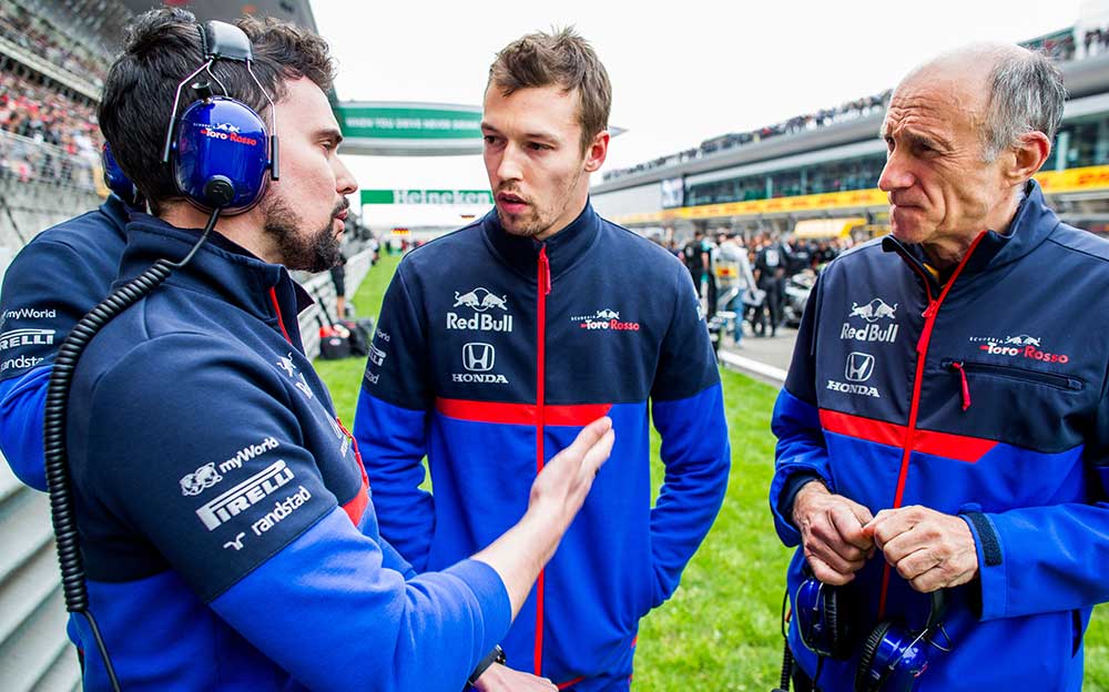 レースエンジニアのマッティア・スピーニと話をするトロロッソ・ホンダのダニール・クビアトとフランツ・トスト代表、F1中国GP