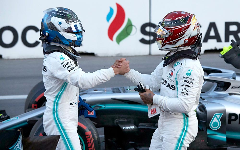 F1アゼルバイジャンGP予選1-2を祝福し合うメルセデスのバルテリ・ボッタスとルイス・ハミルトン