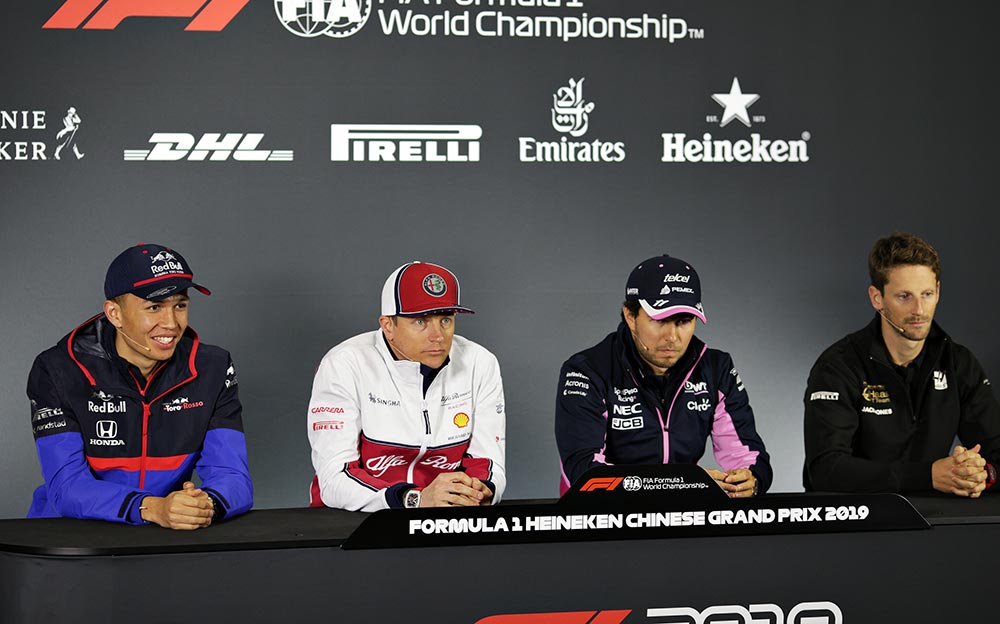 F1中国GP木曜記者会見に出席したキミ・ライコネンとアレックス・アルボンとロマン・グロージャンとセルジオ・ペレス