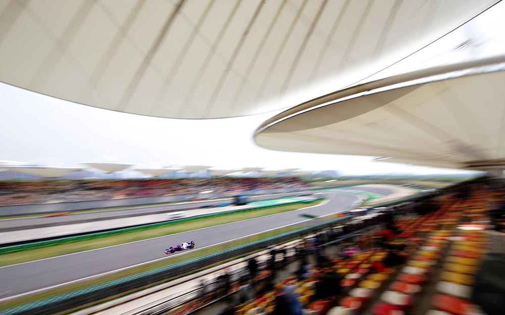上海インターナショナル・サーキットのグランドスタンドから見たホームストレートを走るトロロッソ・ホンダSTR14、F1中国GP