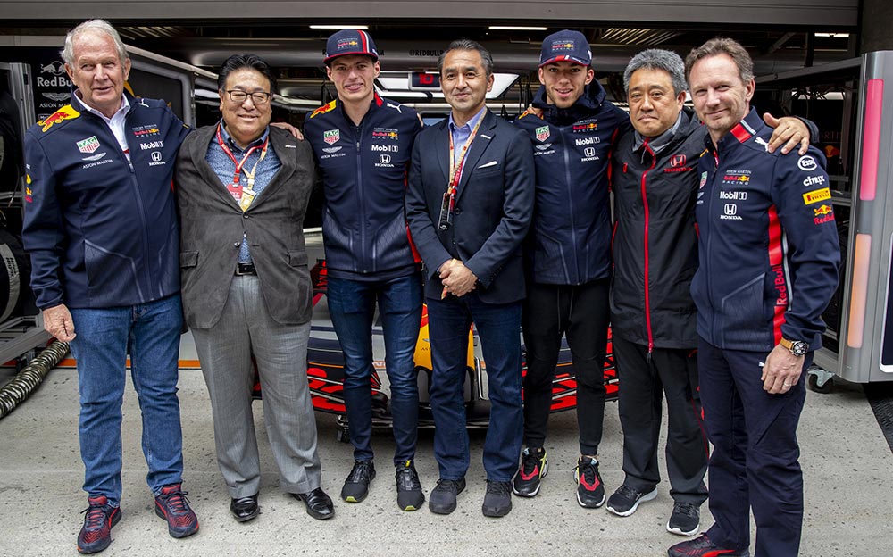 1000グランプリ目のF1中国GPで記念撮影をするホンダの役員とレッドブルのメンバー