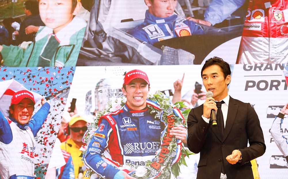 鈴鹿サーキット・レーシングスクールの新体制発表会で演説する佐藤琢磨