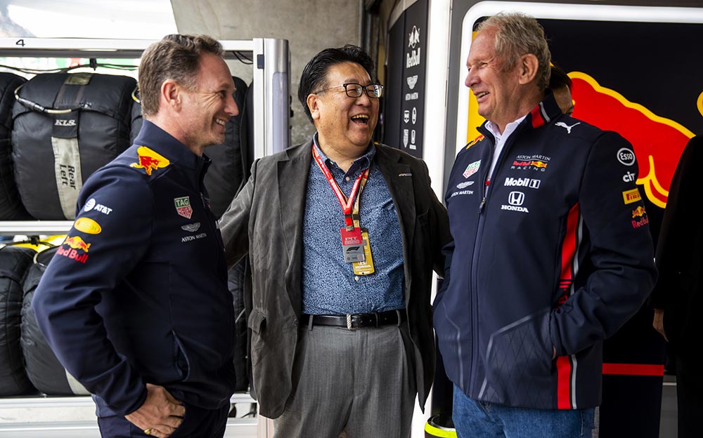 レッドブル・レーシングのクリスチャン・ホーナー代表とヘルムート・マルコ、そしてホンダの副社長を務める倉石誠司、F1中国GPにて