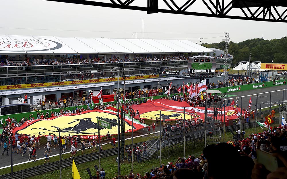 巨大なフェラーリの横断幕が掲げられるモンツァ・サーキット