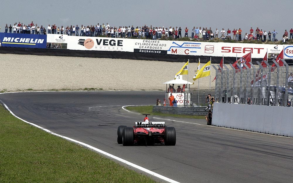 2002年にザントフォールト・サーキットでデモ走行を披露するフェラーリF2001、ドライブはミハエル・シューマッハ
