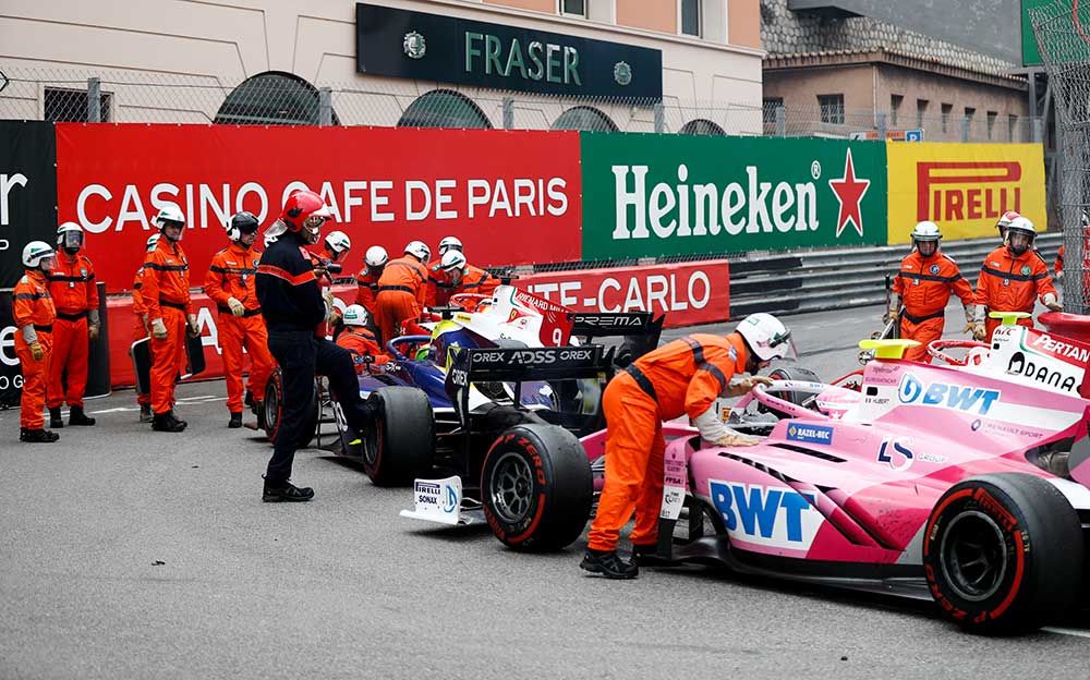 クラッシュを喫したミック・シューマッハとタチアナ・カルデロン、FIA-F2第4戦モナコ レース1にて
