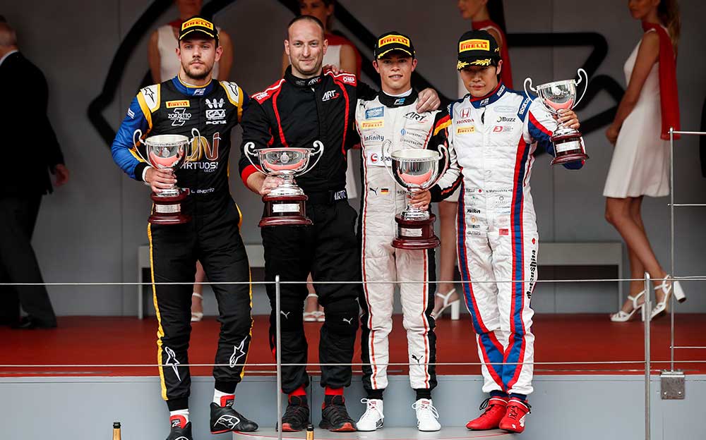 表彰台に上がったニック・デ・ブリースとルカ・ギオットと松下信治、FIA-F2第4戦モナコ レース1