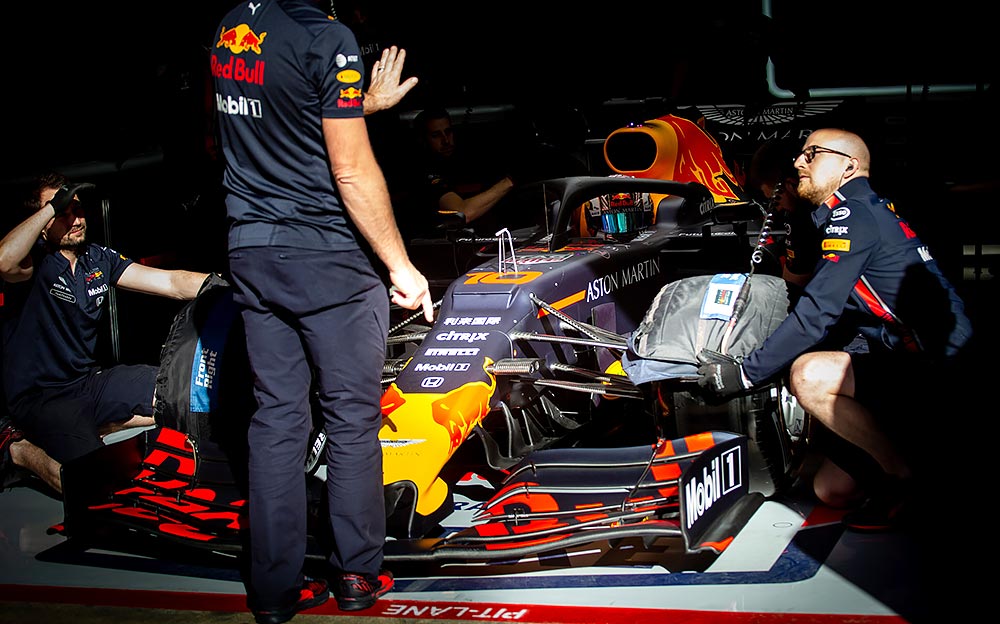 ガレージ内でコースインを待つレッドブル・ホンダのピエール・ガスリー、2019年第二回F1インシーズンテスト初日
