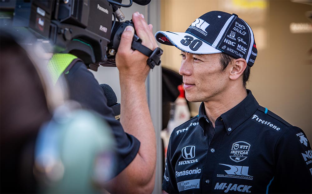 インタビューに応えるレイホール・レターマン・ラニガン・レーシングの佐藤琢磨、2019年インディ500予選