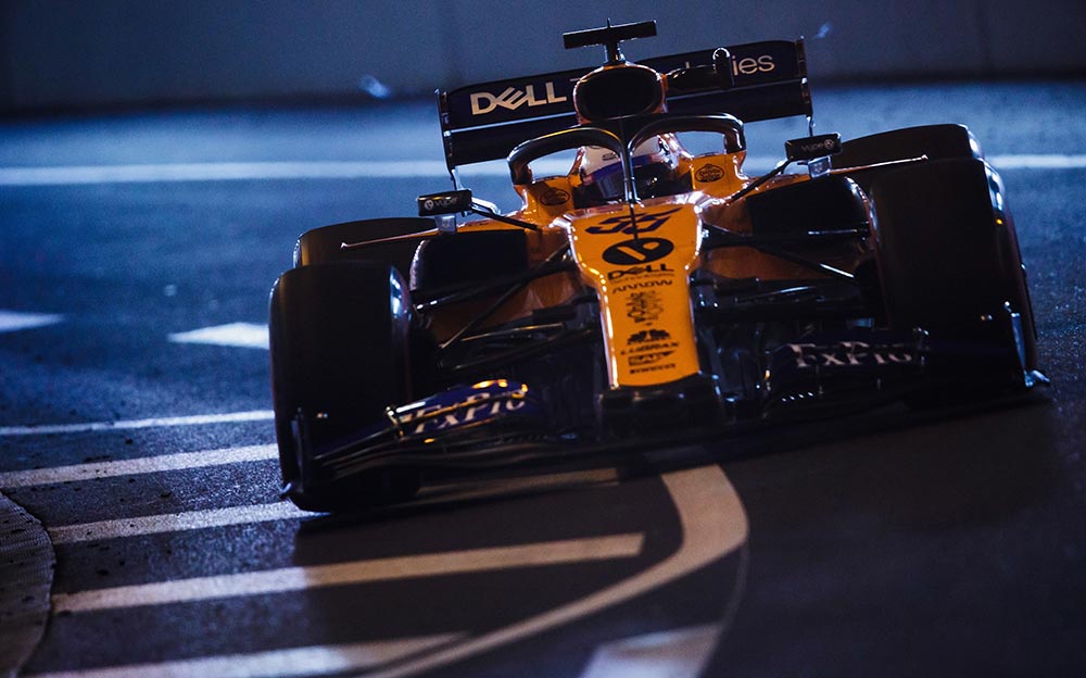 モンテカルロ市街地コースのトンネル内を走行するマクラーレンのカルロス・サインツ、2019年F1モナコGP初日フリー走行